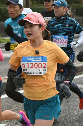 3時間半を切る好記録で完走した井上咲楽さん=松江市学園南1丁目