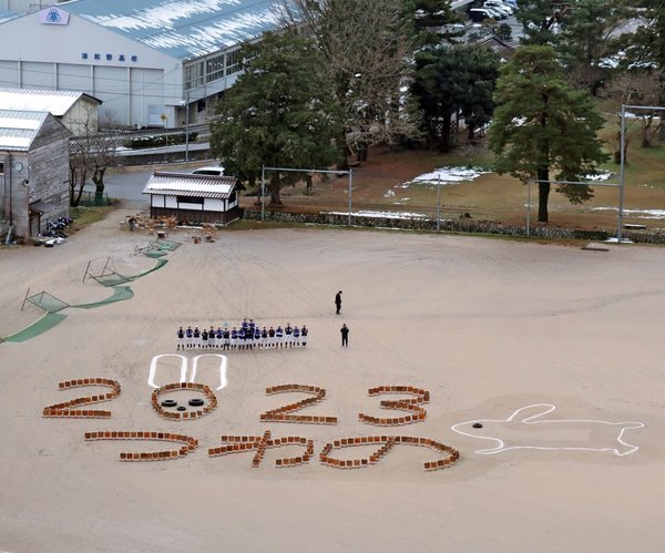 太皷谷稲成神社境内下のグラウンドに津和野高校野球部員が描いた「２０２３ つわの」の文字＝島根県津和野町後田