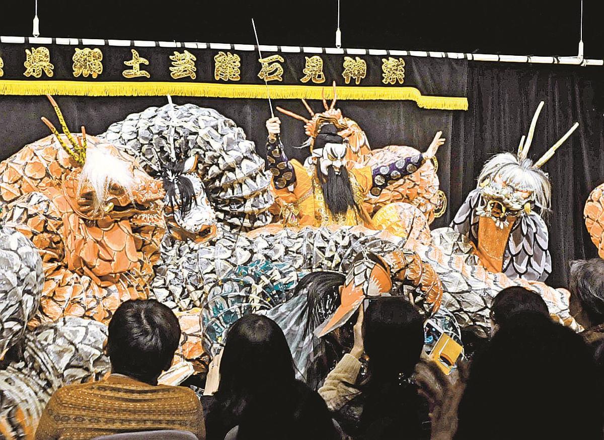 新衣装で再起の舞 石見神楽東京社中 活動10年 7月公演へ制作準備 山陰中央新報デジタル 新衣装で再起の舞 石見神楽東京社中 活動10年 7月公演へ制作準備 山陰中央新報デジタル