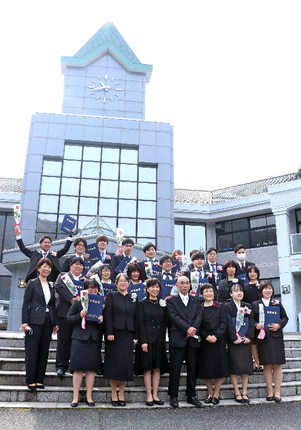 学びやを背に記念撮影する看護科の卒業生たち＝島根県吉賀町真田、六日市医療技術専門学校
