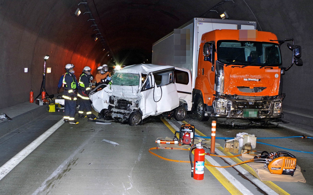 トンネル内で大型トラックなど3台が絡む事故 1人が死亡 鳥取市 山陰中央新報デジタル