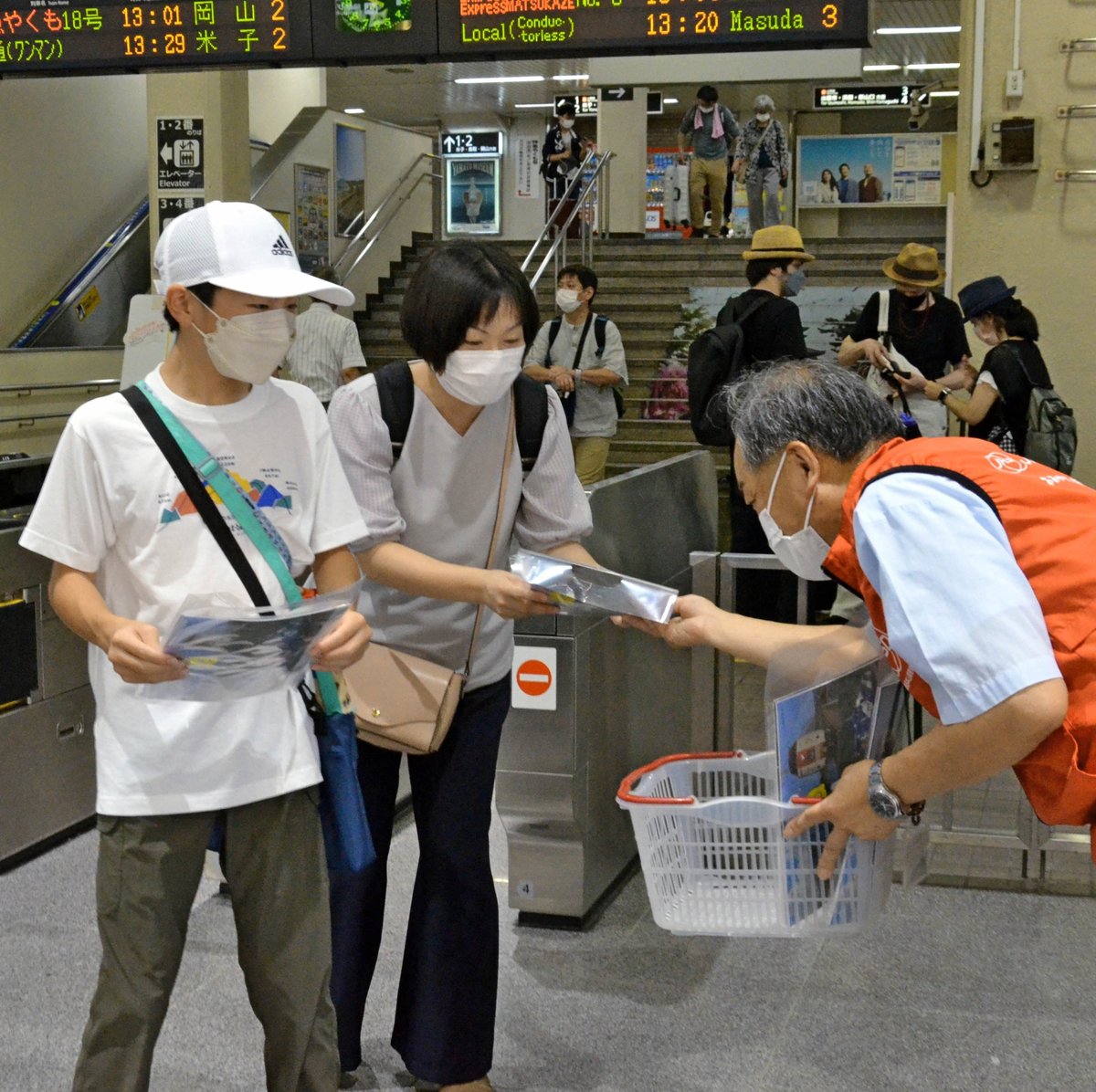 朝刊先読み お盆の帰省ラッシュ始まる 駅で山陰銘菓100セット配布 山陰中央新報デジタル 朝刊先読み お盆の帰省ラッシュ始まる 駅で山陰銘菓100セット配布 山陰中央新報デジタル