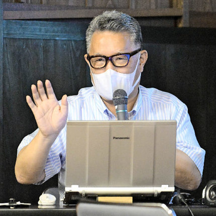 三津同盟締結の経緯を語る下山純正氏＝島根県津和野町後田、津和野藩校養老館