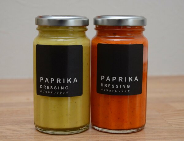 中野あおぞら農園(島根県飯南町上赤名)で栽培しているパプリカを使ったドレッシング(150ミリリットル入り660円、35ミリリットル入り330円)