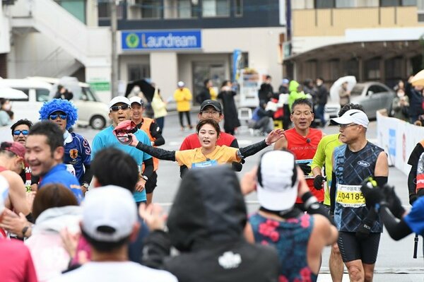 手を広げてゴールする井上咲楽さん(中央)