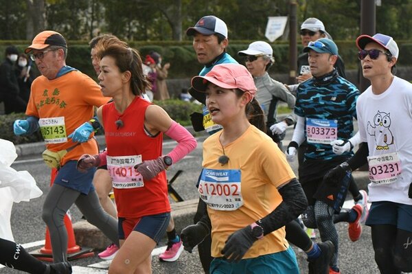 国宝松江城マラソンに出場した井上咲楽さん(手前)