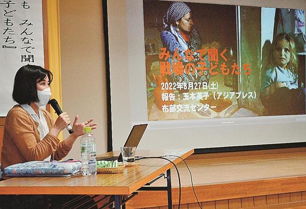 戦地ウクライナの様子を語る玉本英子さん＝安来市広瀬町布部、布部交流センター