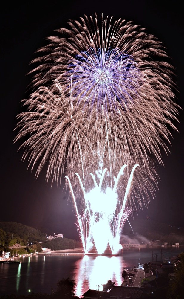 コロナ退散を 夜空に81発 離島の知夫で花火大会 山陰中央新報デジタル コロナ退散を 夜空に81発 離島の知夫で花火大会 山陰中央新報デジタル
