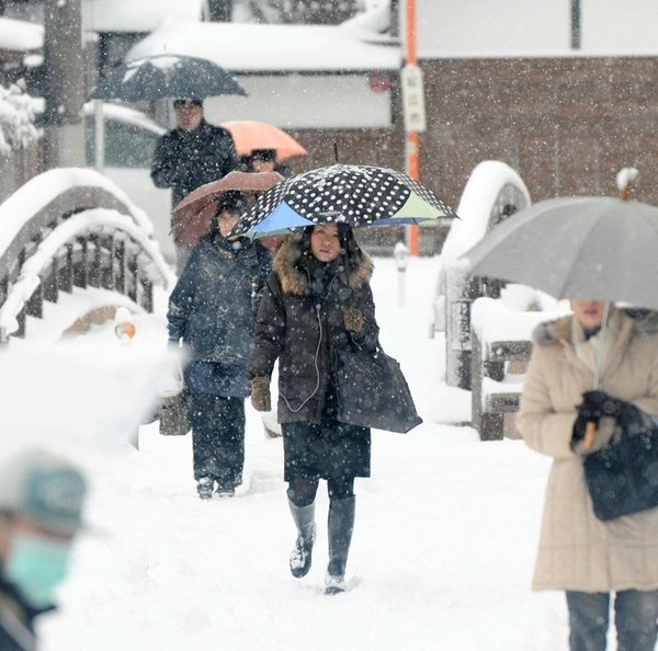 雪が舞う松江市内を歩く市民(資料)