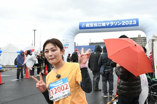 笑顔で写真撮影に応じる井上咲楽さん