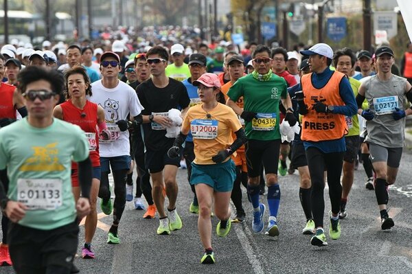 国宝松江城マラソンに出場した井上咲楽さん(中央)