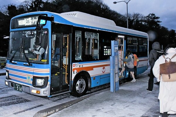 通勤、通学のために一畑バスの「マリンプラザ線」に乗り込む乗客＝松江市島根町加賀、マリンプラザ前バス停